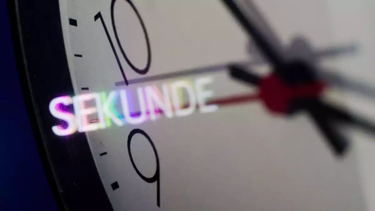 Künftig sollen Abweichungen zwischen unseren Uhren und der Erdrotation nicht mehr durch Schaltsekunden ausgeglichen werden. (Archivbild) - Bild: Julian Stratenschulte/dpa