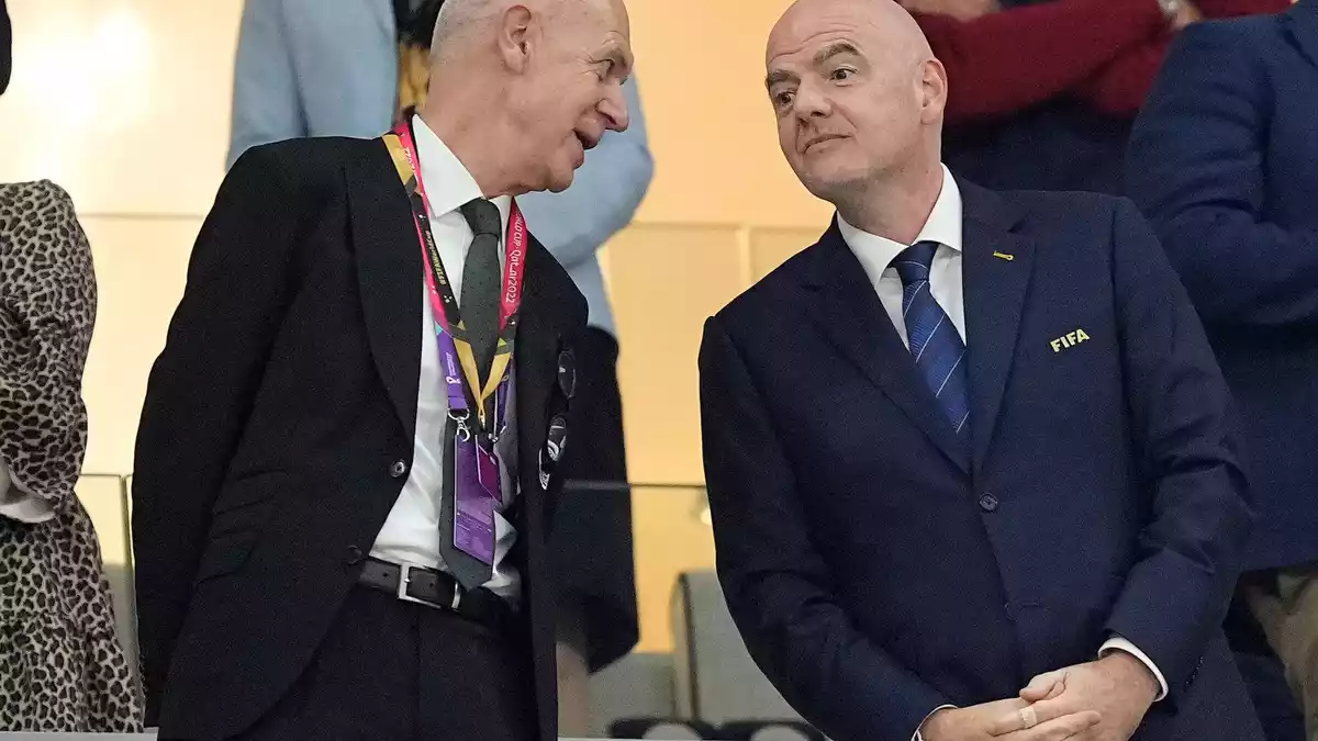 Bernd Neuendorf bleibt bei seinen Rücktrittsforderungen an FIFA-Boss Infantino. (Archivbild)  - Bild: Martin Meissner/AP/dpa