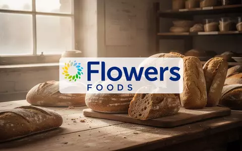 Rustikale Backwaren in einer professionellen Bäckerei bei warmem Morgenlicht. - Foto: über boerse-global.de