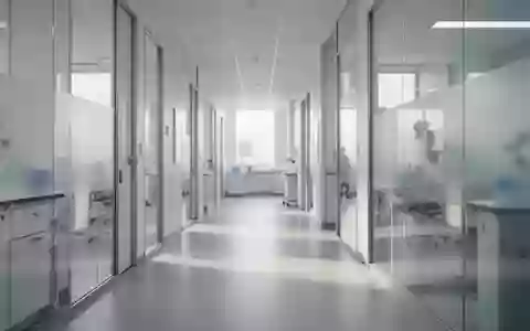 Ein minimalistischer, heller Korridor in einem modernen klinischen Forschungszentrum mit klaren architektonischen Linien. - Foto: über boerse-global.de