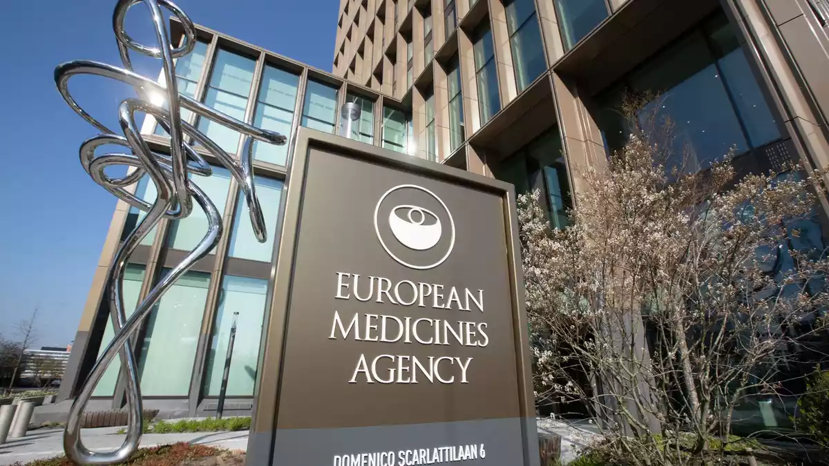 Die EMA gibt grünes Licht für das Mittel eines US-Herstellers. - Bild: Peter Dejong/AP/dpa