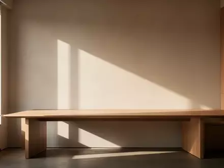 Ein minimalistischer, leerer Schreibtisch mit natürlichem Lichteinfall in einem modernen Raum. - Foto: über boerse-global.de