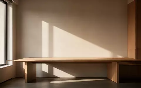 Ein minimalistischer, leerer Schreibtisch mit natürlichem Lichteinfall in einem modernen Raum. - Foto: über boerse-global.de