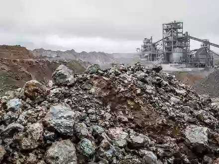 Industrielle Abbaustätte für Seltene Erden mit Erdhaufen und mineralischen Rohstoffen bei natürlichem Tageslicht. - Foto: über boerse-global.de