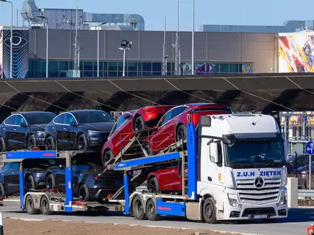 Der US-Elektroautobauer Tesla will den geplanten Ausbau des Werks in Grünheide in Angriff nehmen. (Archivbild)  - Foto: Patrick Pleul/dpa