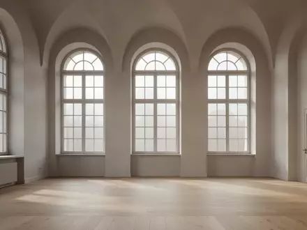 Heller, minimalistischer Raum in einem historischen Schlossgebäude mit hohen Fenstern und natürlichem Lichteinfall. - Foto: über boerse-global.de