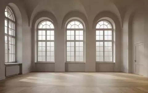 Heller, minimalistischer Raum in einem historischen Schlossgebäude mit hohen Fenstern und natürlichem Lichteinfall. - Foto: über boerse-global.de