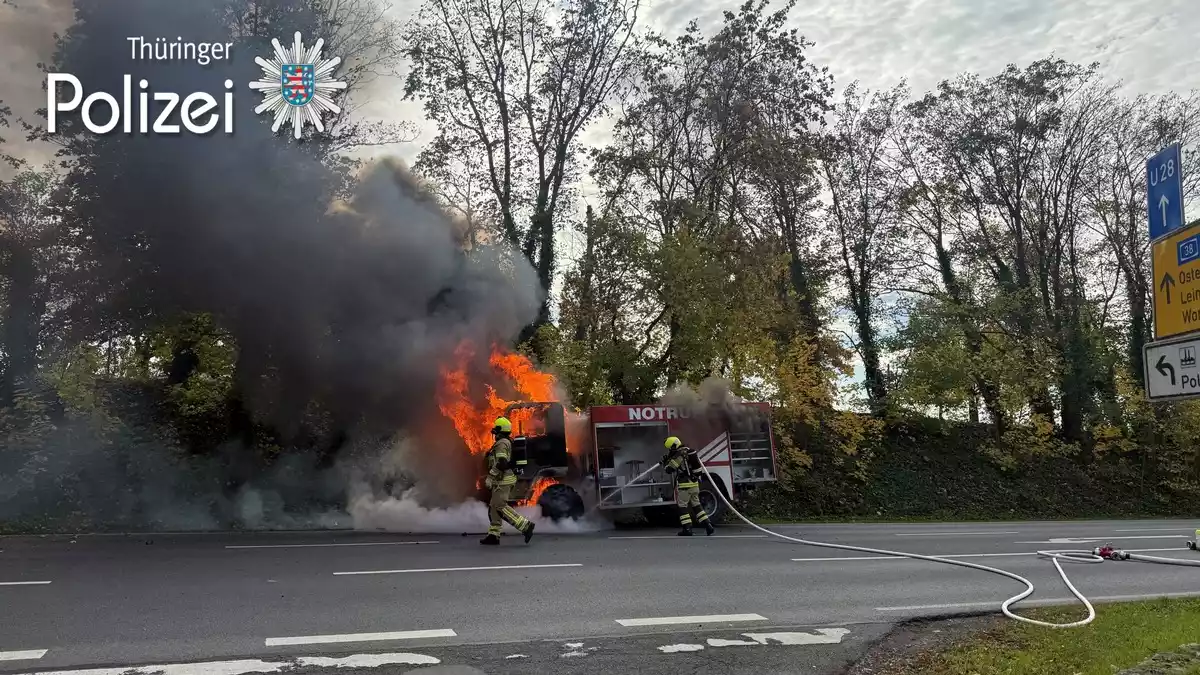 LPI-NDH: Technischer Defekt - Feuerwehrfahrzeug ausgebrannt - Bild: presseportal.de