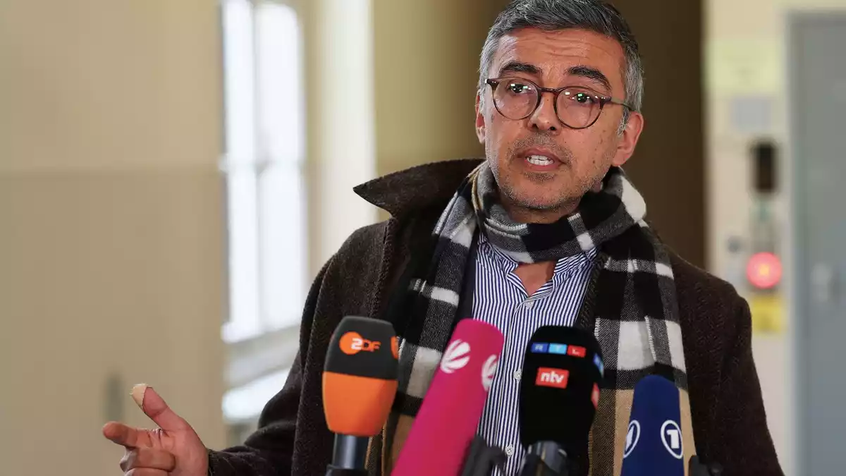 Der Anwalt des Hauptangeklagten, Shahryar Ebrahim-Nesbat, spricht dagegen von einem politisch motivierten Urteil. - Bild: Christian Charisius/dpa