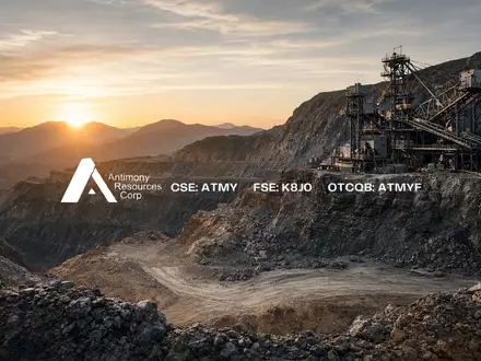 Professionelle Aufnahme einer Bergbaustätte bei Sonnenaufgang, die den Rohstoffsektor und industrielle Exploration zeigt. - Foto: über boerse-global.de
