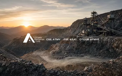 Professionelle Aufnahme einer Bergbaustätte bei Sonnenaufgang, die den Rohstoffsektor und industrielle Exploration zeigt. - Foto: über boerse-global.de