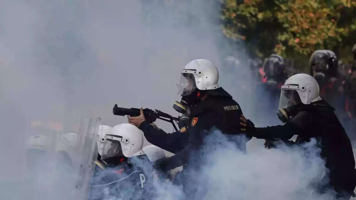 Polizisten in Albaniens Hauptstadt Tirana setzte Tränengas gegen Demonstranten ein. - Bild: Hameraldi Agolli/AP/dpa