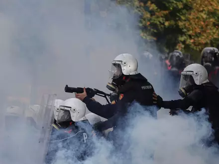 Polizisten in Albaniens Hauptstadt Tirana setzte Tränengas gegen Demonstranten ein. - Foto: Hameraldi Agolli/AP/dpa