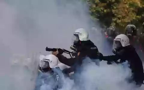 Polizisten in Albaniens Hauptstadt Tirana setzte Tränengas gegen Demonstranten ein. - Foto: Hameraldi Agolli/AP/dpa