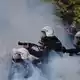 Polizisten in Albaniens Hauptstadt Tirana setzte Tränengas gegen Demonstranten ein. - Bild: Hameraldi Agolli/AP/dpa