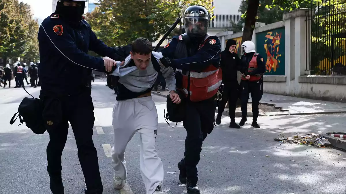 Bereitschaftspolizisten nehmen einen Demonstranten während einer regierungskritischen Demonstration fest. - Bild: Vlasov Sulaj/JNA via ZUMA Press Wire/dpa