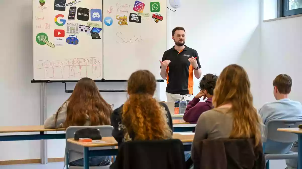 Weniger Bildschirmzeit, mehr echtes Leben: VIACTIV bringt Mediensucht-Prävention ans Städtische Gymnasium Olpe - Bild: presseportal.de