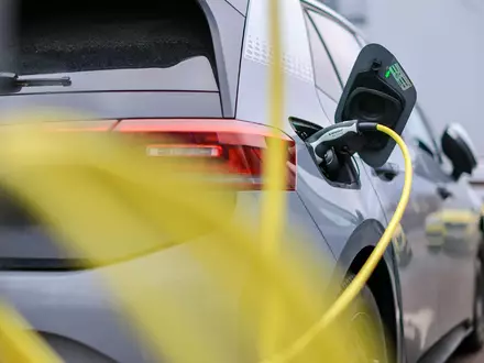 Wegen fehlerhafter Batteriezellen bereitet VW einen Rückruf von E-Autos vor. (Symbolbild) - Foto: Jan Woitas/dpa