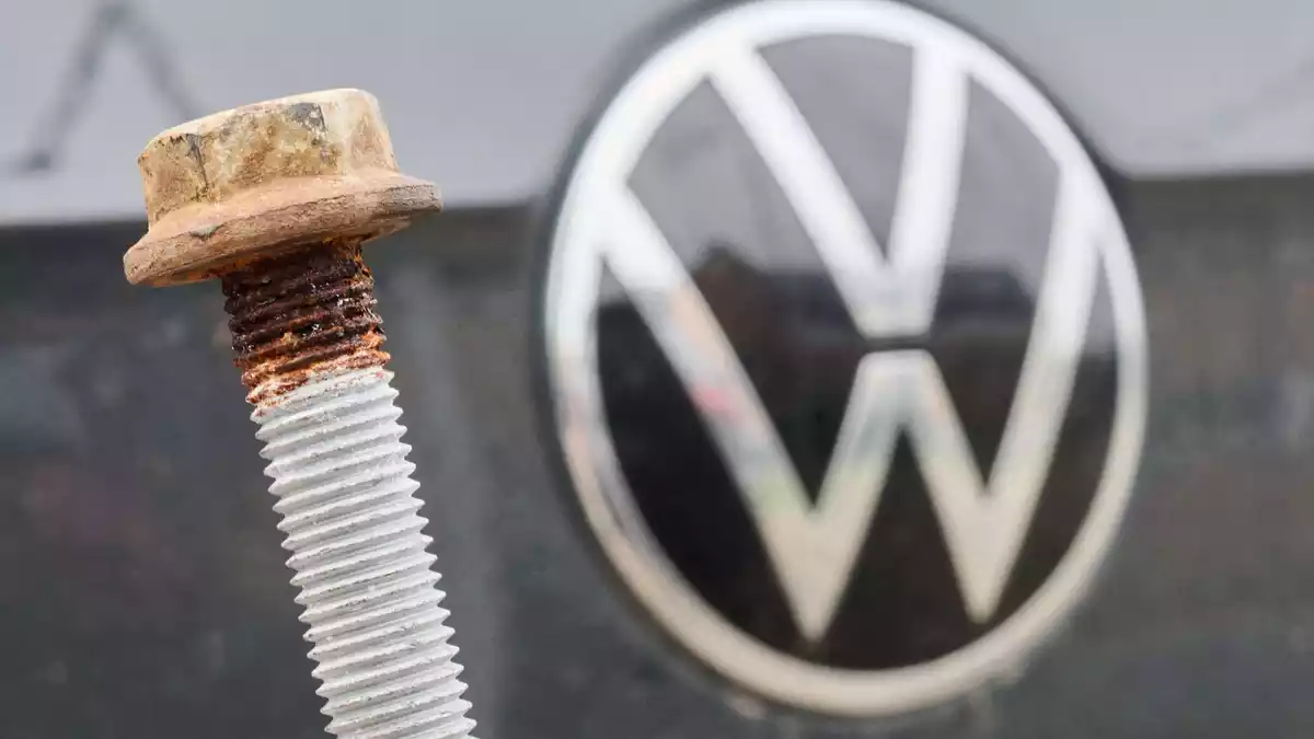 Ein Rückruf wegen einer fehlerhaften Schraube wurde erst vor wenigen Wochen bekannt. Betroffen sind Millionen Fahrzeuge. (Archivbild) - Bild: Julian Stratenschulte/dpa