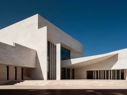 Moderne, minimalistische Architektur eines Regierungsgebäudes in Rom unter klarem blauem Himmel. - Foto: über boerse-global.de