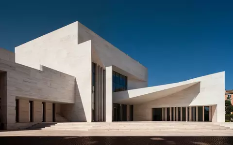 Moderne, minimalistische Architektur eines Regierungsgebäudes in Rom unter klarem blauem Himmel. - Foto: über boerse-global.de