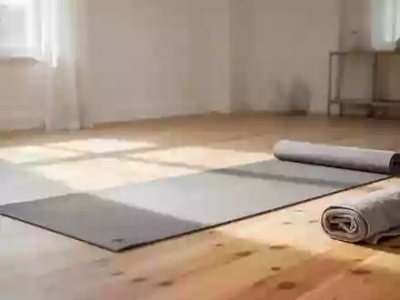 Ein heller, minimalistischer Übungsraum mit einer Yogamatte auf einem Holzboden, der eine ruhige und entspannte Atmosphäre vermittelt. - Foto: über boerse-global.de