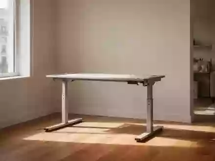 Ein minimalistischer, leerer höhenverstellbarer Tisch in einer hellen, modernen Wohnung bei Tageslicht. - Foto: über boerse-global.de