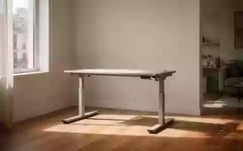 Ein minimalistischer, leerer höhenverstellbarer Tisch in einer hellen, modernen Wohnung bei Tageslicht. - Foto: über boerse-global.de