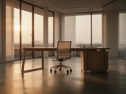 Ein minimalistisches, ruhiges und modernes Büro mit einem leeren Schreibtisch und Stuhl in weichem Tageslicht. - Foto: über boerse-global.de