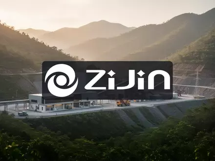Moderne, nachhaltige Bergbauanlage in einer grünen Berglandschaft bei Sonnenuntergang als Symbol für ESG-Exzellenz. - Foto: über boerse-global.de