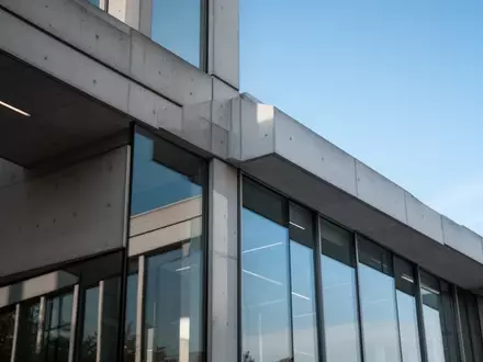 Moderne architektonische Fassade eines öffentlichen Verwaltungsgebäudes bei Tageslicht. - Foto: über boerse-global.de