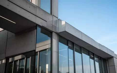 Moderne architektonische Fassade eines öffentlichen Verwaltungsgebäudes bei Tageslicht. - Foto: über boerse-global.de