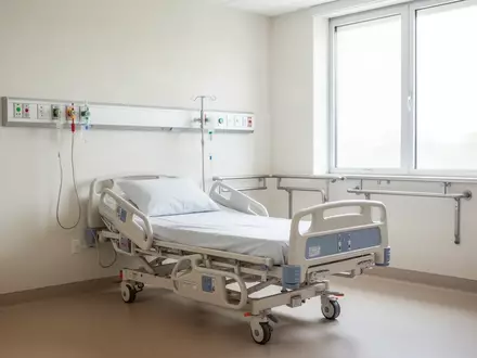 Ein leeres, helles Krankenhauszimmer mit einem Patientenbett und medizinischen Geräten in einer klinischen Umgebung. - Foto: über boerse-global.de