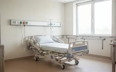 Ein leeres, helles Krankenhauszimmer mit einem Patientenbett und medizinischen Geräten in einer klinischen Umgebung. - Foto: über boerse-global.de