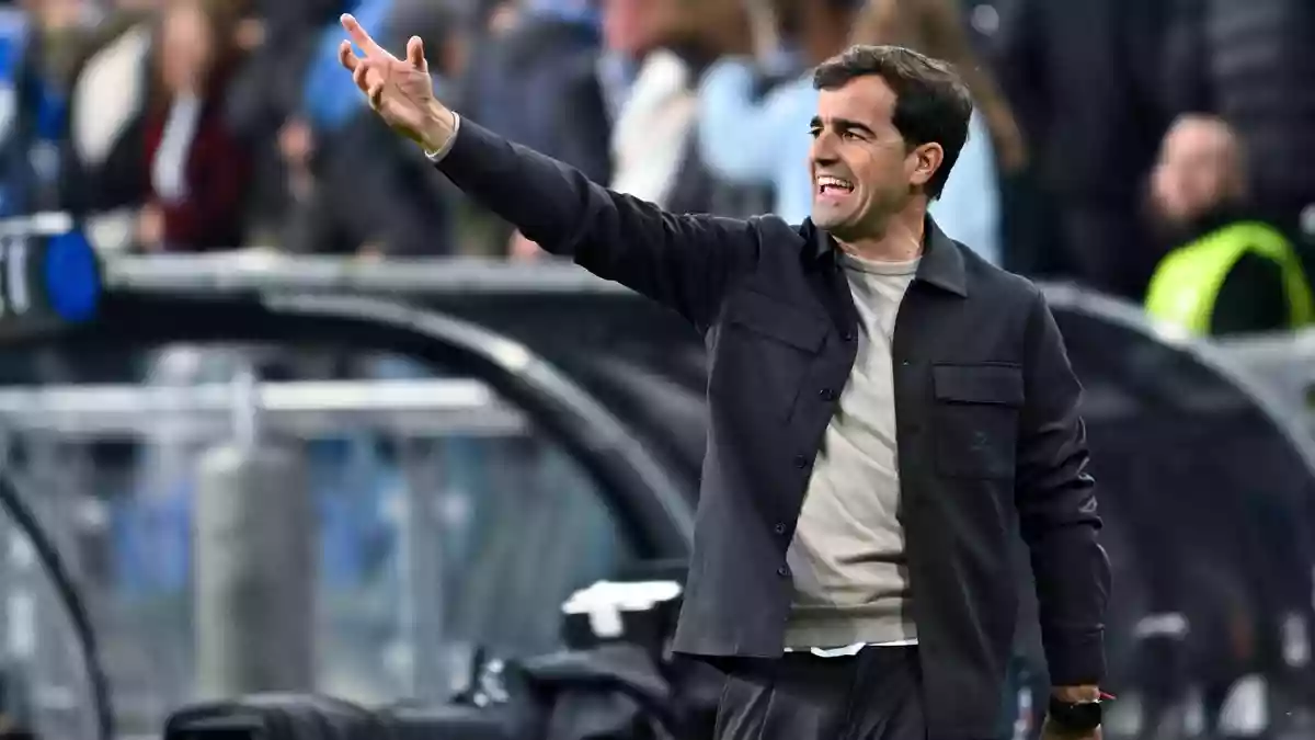 Bayer-Coach Carles Martínez feiert mit seiner Mannschaft den vierten Sieg in Folge. - Bild: Jakub Kaczmarczyk/PAP/dpa