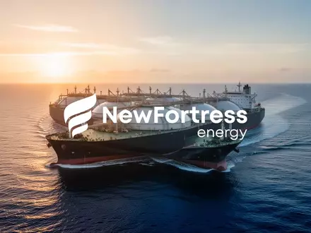 Ein großes Flüssigerdgastankschiff auf dem offenen Meer bei Sonnenaufgang. - Foto: über boerse-global.de