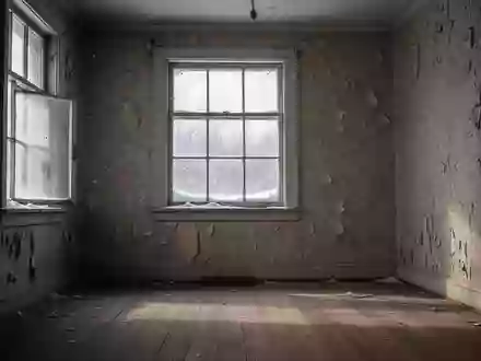 Ein leerstehender, unbewohnter Raum in einem alten Wohnhaus mit natürlichem Lichteinfall und abgenutzten Oberflächen. - Foto: über boerse-global.de