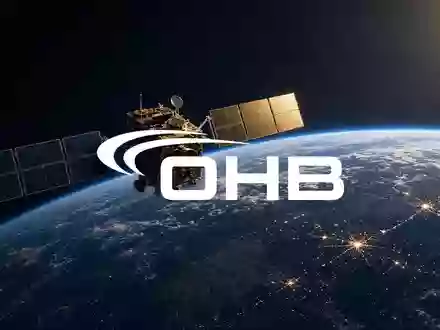 Ein hochmoderner Satellit im Weltraum vor der Erde, der die Raumfahrtbranche und technologische Innovation symbolisiert. - Foto: über boerse-global.de