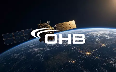 Ein hochmoderner Satellit im Weltraum vor der Erde, der die Raumfahrtbranche und technologische Innovation symbolisiert. - Foto: über boerse-global.de