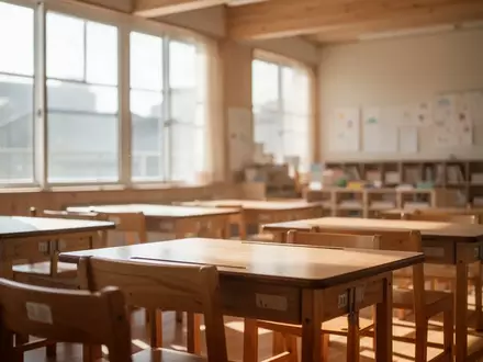 Ein helles, minimalistisches Klassenzimmer mit Sonnenlicht, das auf leere Schultische fällt. - Foto: über boerse-global.de