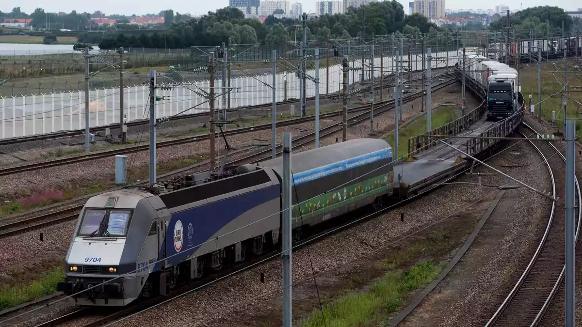 Beim Zusammenstoß eines Kleinbusses mit einem Güterzug am Kanaltunnel in Calais sind 19 Menschen verletzt worden. (Illustration) - Bild: picture alliance / dpa
