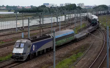 Beim Zusammenstoß eines Kleinbusses mit einem Güterzug am Kanaltunnel in Calais sind 19 Menschen verletzt worden. (Illustration) - Foto: picture alliance / dpa