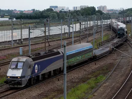 Beim Zusammenstoß eines Kleinbusses mit einem Güterzug am Kanaltunnel in Calais sind 19 Menschen verletzt worden. (Illustration) - Foto: picture alliance / dpa