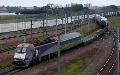 Beim Zusammenstoß eines Kleinbusses mit einem Güterzug am Kanaltunnel in Calais sind 19 Menschen verletzt worden. (Illustration) - Foto: picture alliance / dpa