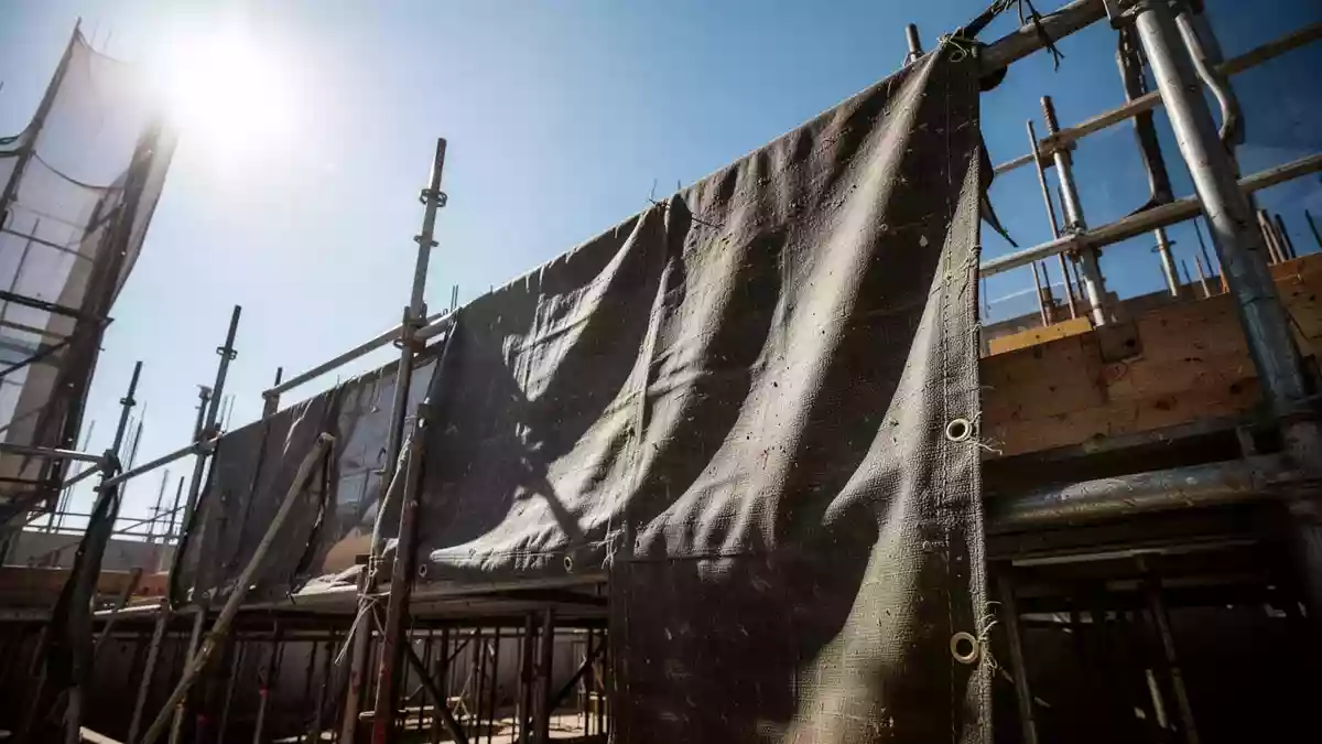 UV-Schutzkleidung im Freien: Was Arbeitgeber prüfen und bereitstellen müssen