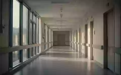 Ein ruhiger, modern gestalteter Krankenhausflur mit einfallendem Tageslicht und minimalistischer Architektur. - Foto: über boerse-global.de
