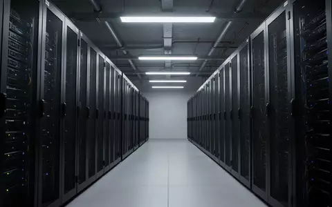 Reihen von leeren, dunklen Serverracks in einem modernen Rechenzentrum, beleuchtet durch kühles, industrielles Licht. - Foto: über boerse-global.de