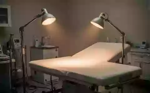 Ein heller, steriler Behandlungsraum in einer Klinik mit einer Liege, beleuchtet durch sanftes, fokussiertes Licht. - Foto: über boerse-global.de
