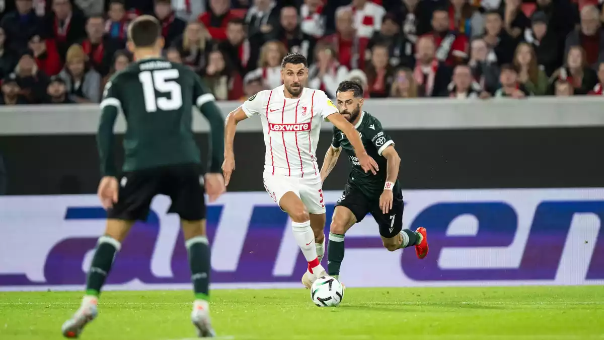 Goldenes Füßchen: Vincenzo Grifo (M) traf per Freistoß zum Freiburger 1:0. - Bild: Silas Stein/dpa