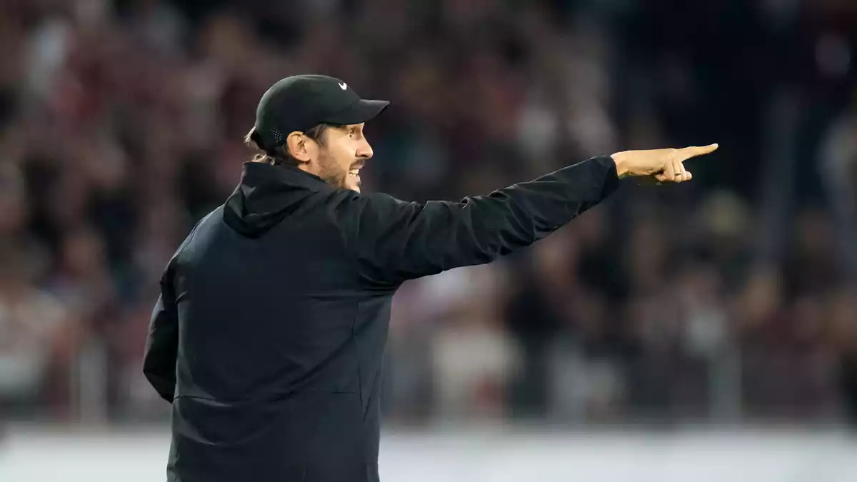 Der Jubilar: Julian Schuster wies den SC Freiburg zum 100. Mal in einem Pflichtspiel als Trainer an. - Bild: Silas Stein/dpa